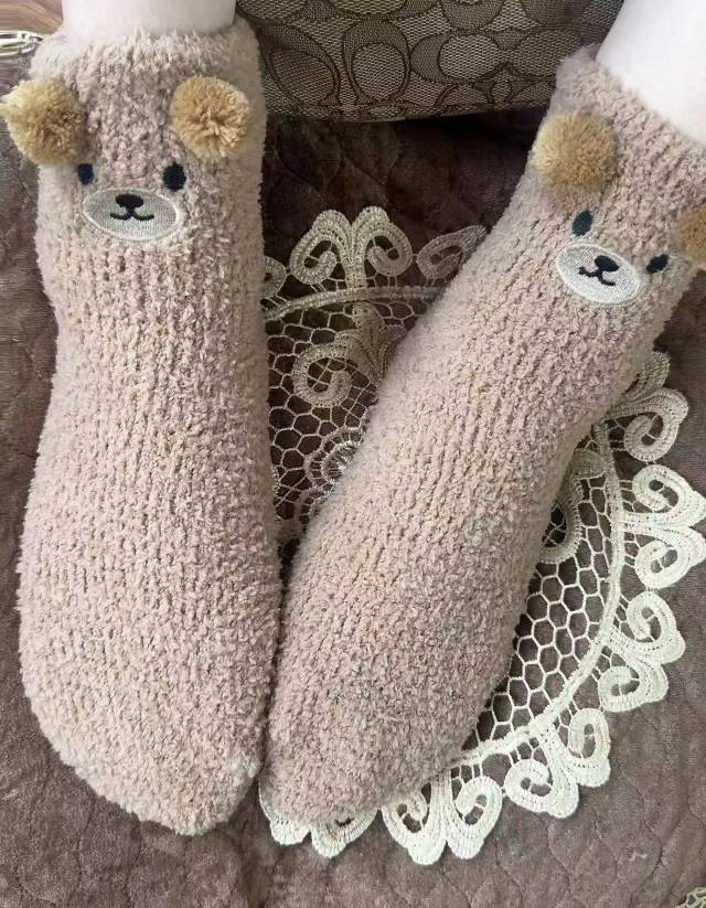 卡其色半边绒刺绣熊猫耳朵保暖袜