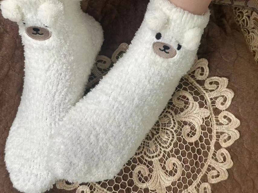 半边绒白色熊猫刺绣耳朵保暖袜