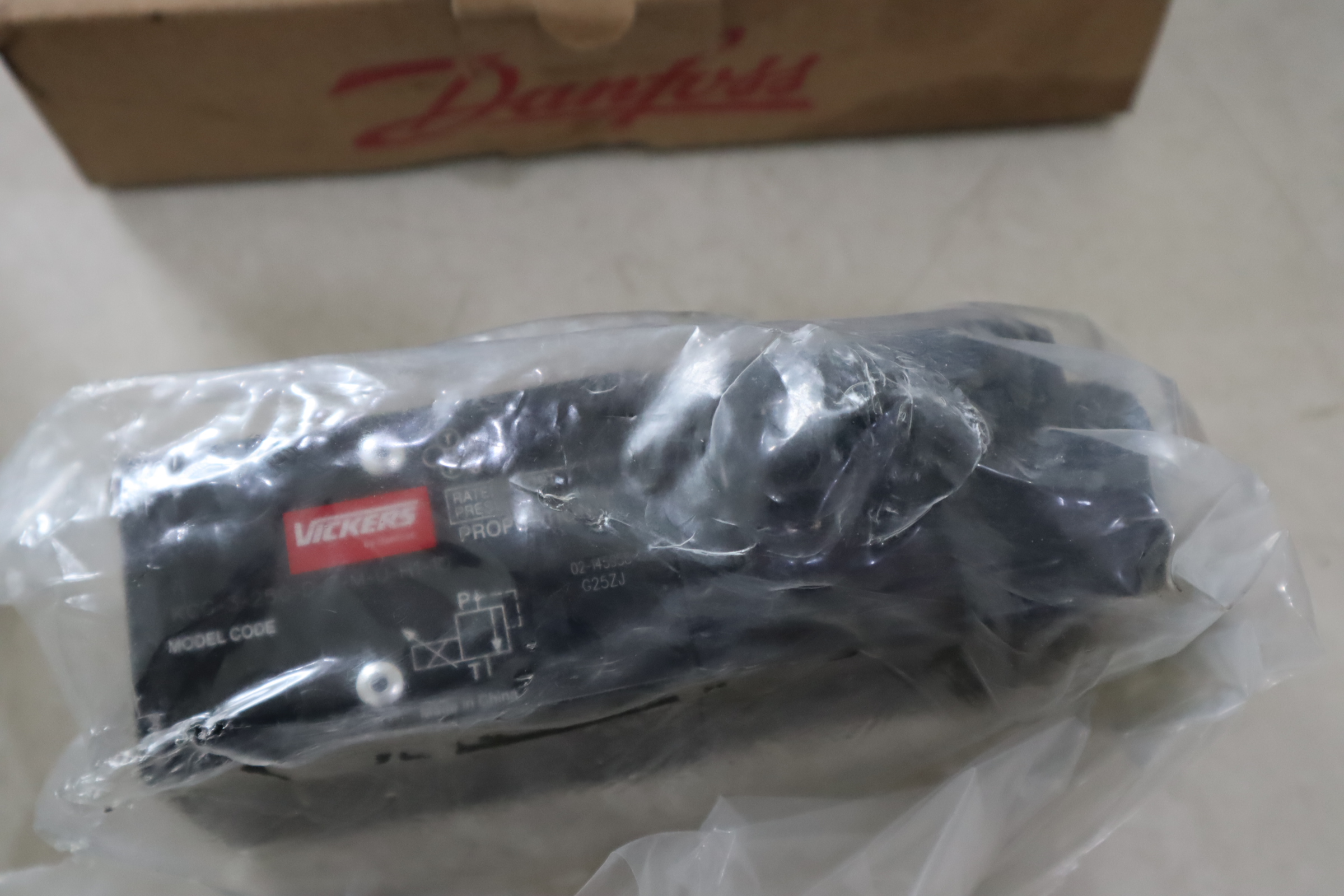 KCG-3-250-D-Z-M-U-H1-10 02-145958 VICKERS威格士伊顿EATON