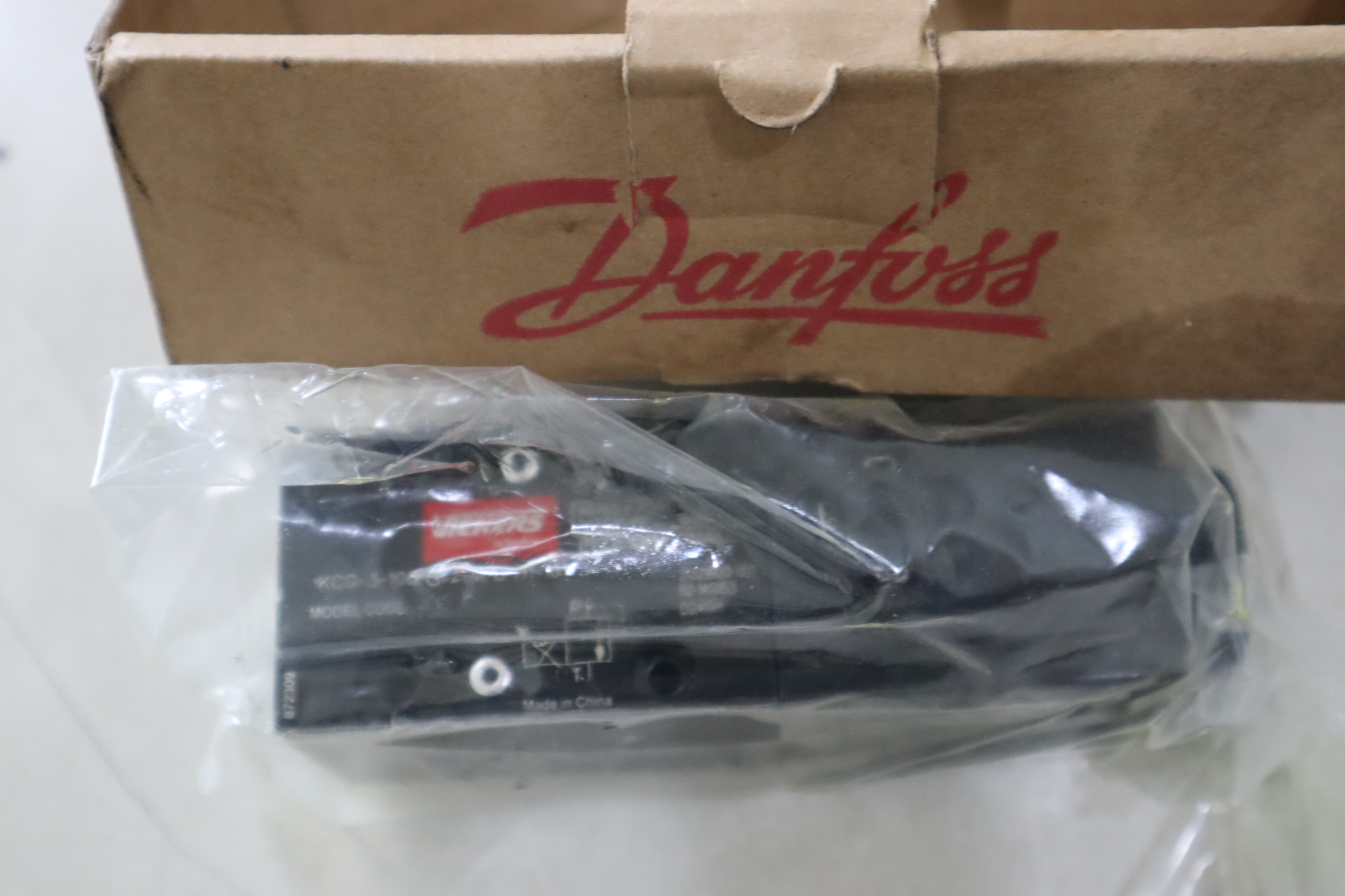 KCG-3-100-D-Z-M-U-H1-10 02-145953 VICKERS威格士伊顿EATON