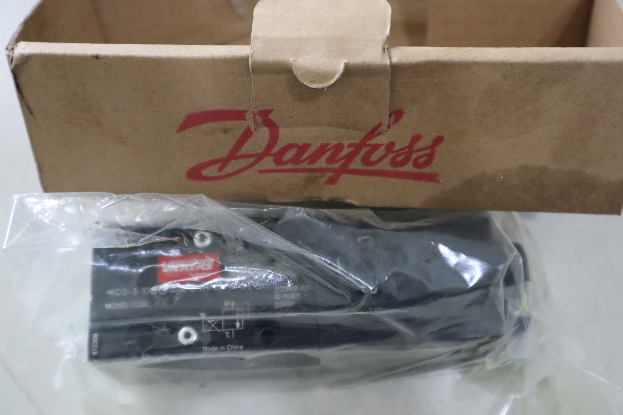 KCG-3-100-D-Z-M-U-H1-10 02-145953 VICKERS威格士伊顿EATON