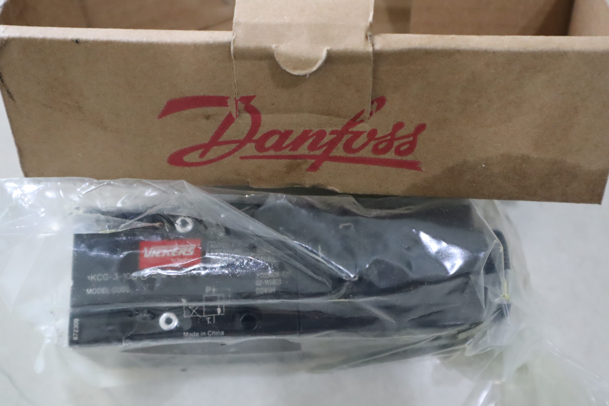 KCG-3-100-D-Z-M-U-H1-10 02-145953 VICKERS威格士伊顿EATON