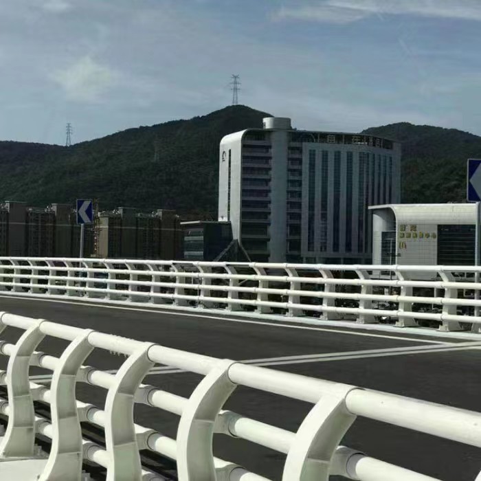 聚鑫 山西灯光护栏 安全隔离护栏 坚固耐用不变形