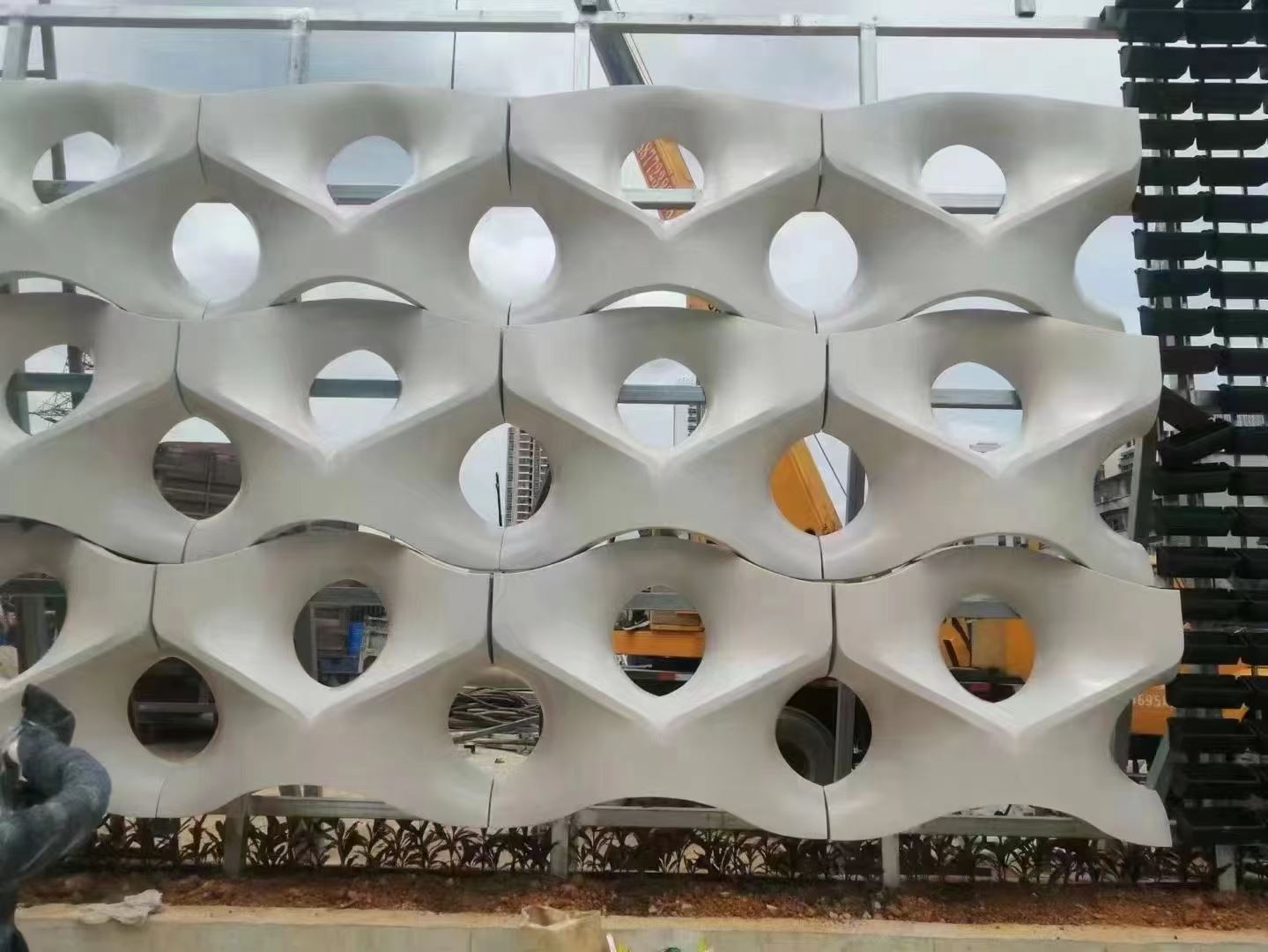 金霸泰冲孔木纹铝板包工包料空调罩