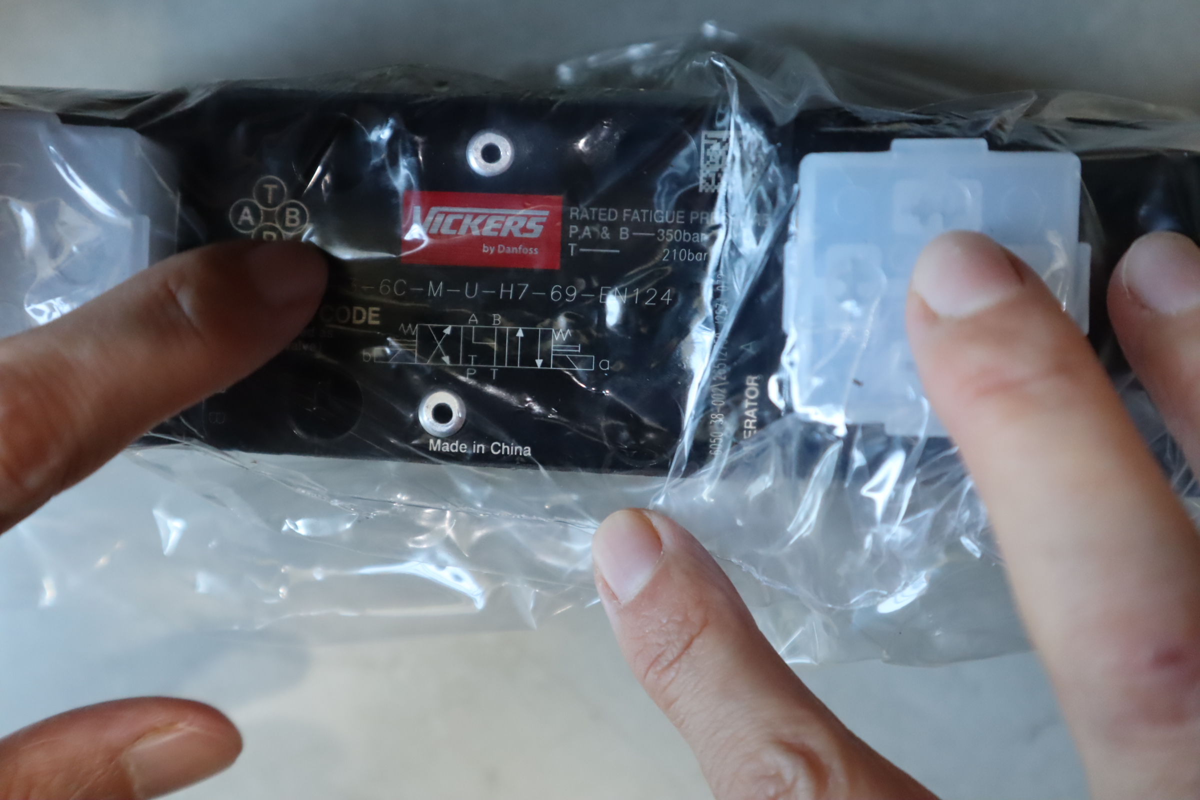 DG4V-3-2N-M-U-H7-69-EN124 6050129-002威格士VICKERS阀门DANFOSS