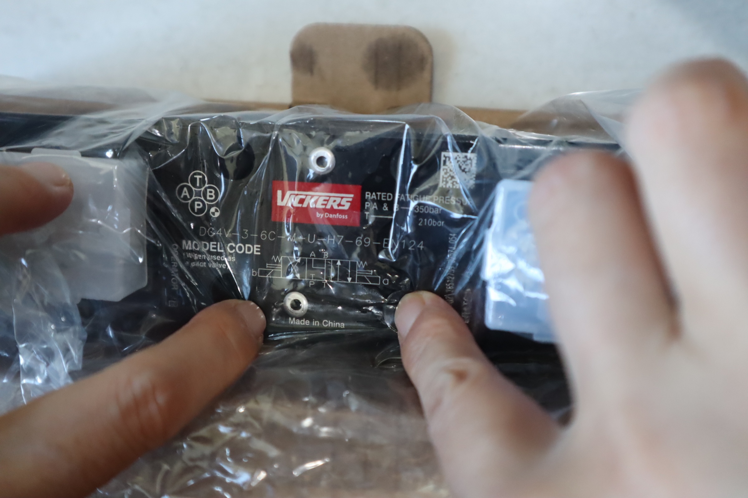 DG4V-3-2N-M-U-H7-69-EN124 6050129-002威格士VICKERS阀门DANFOSS