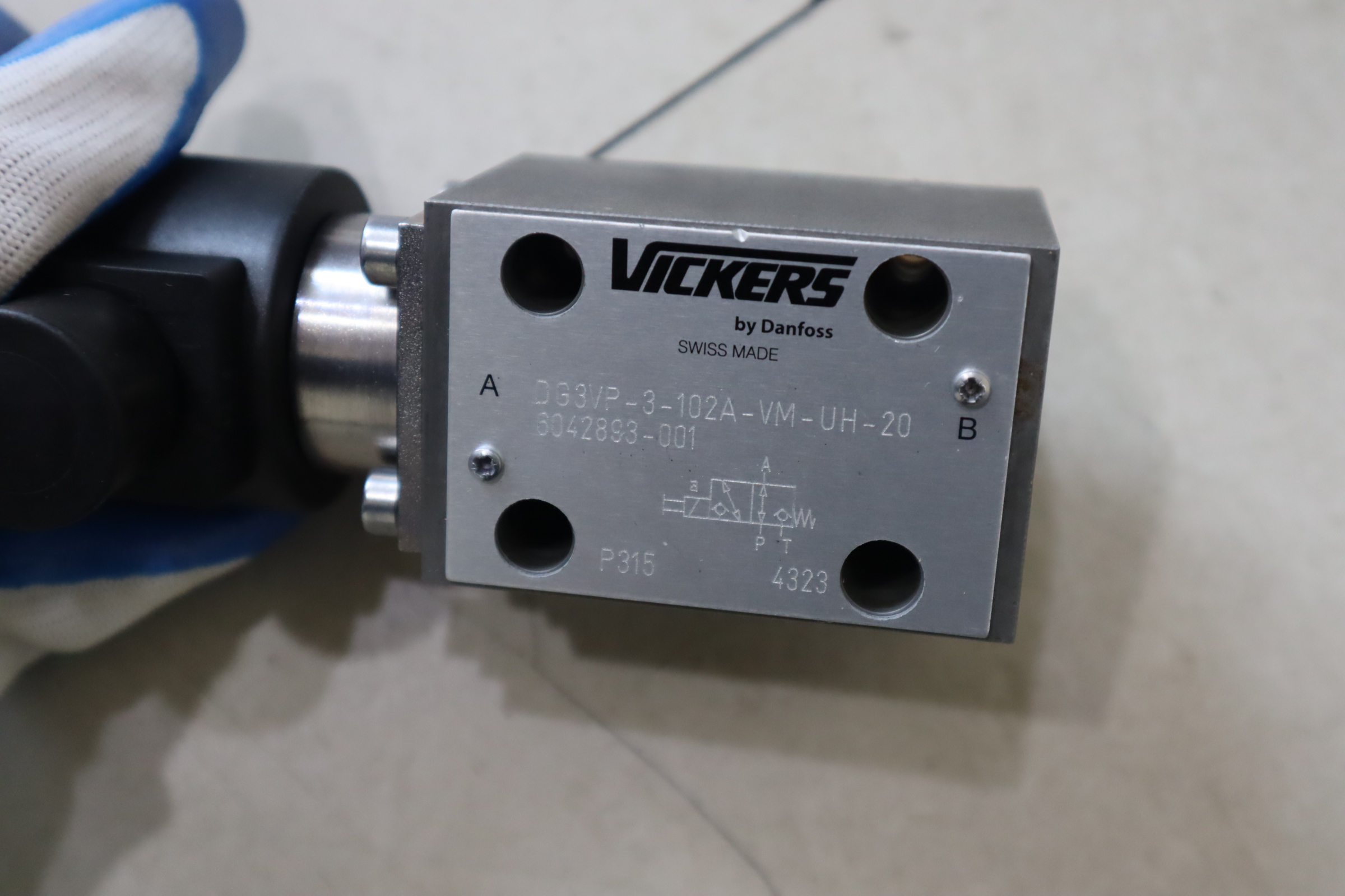 DG3VP-3-102A-VM-UH-20 6042893-001 威格士VICKERS丹佛斯DANFOSS
