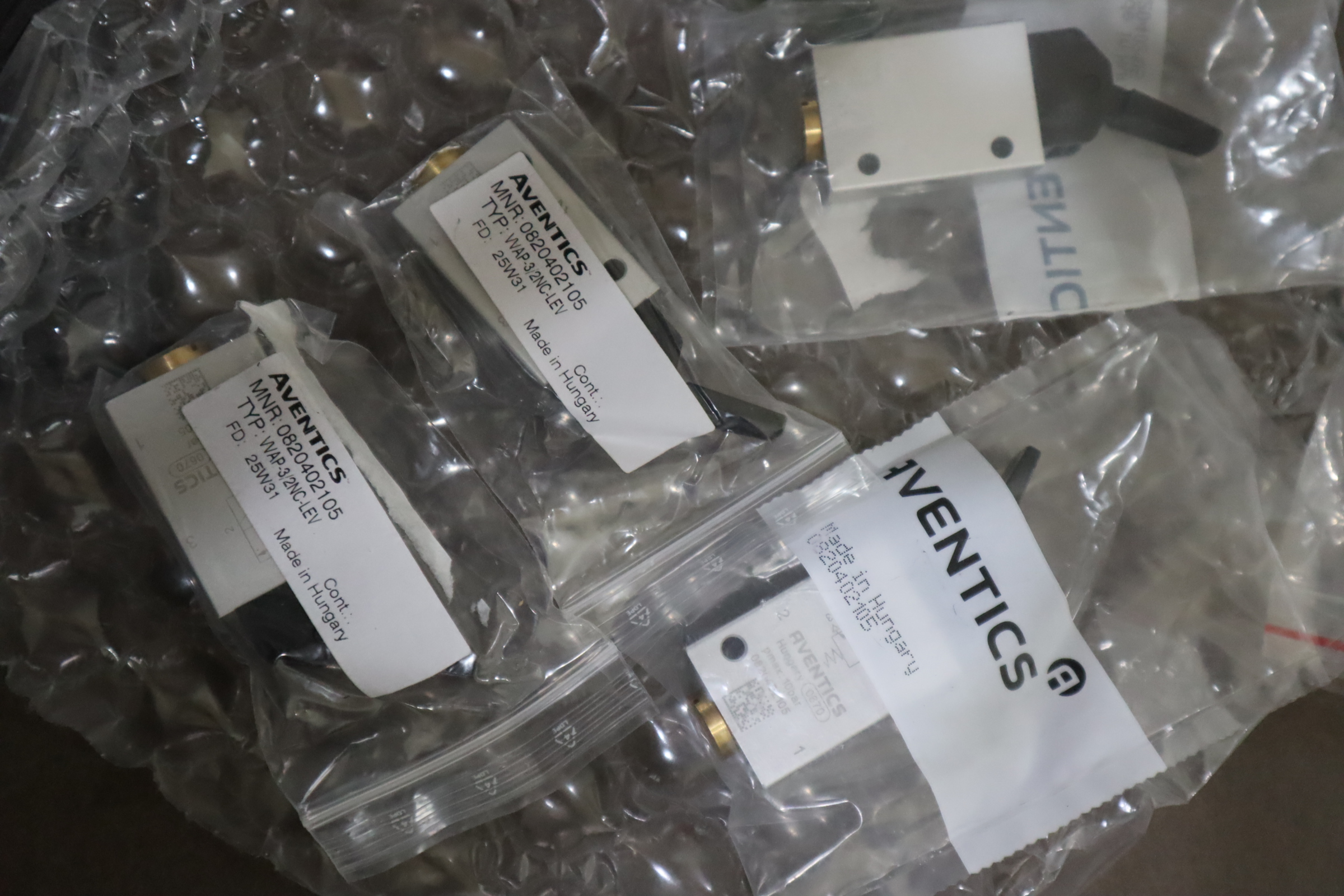 0820402105 VVAP-3/2NC-LEV 德国安沃驰AVENTICS 气动阀