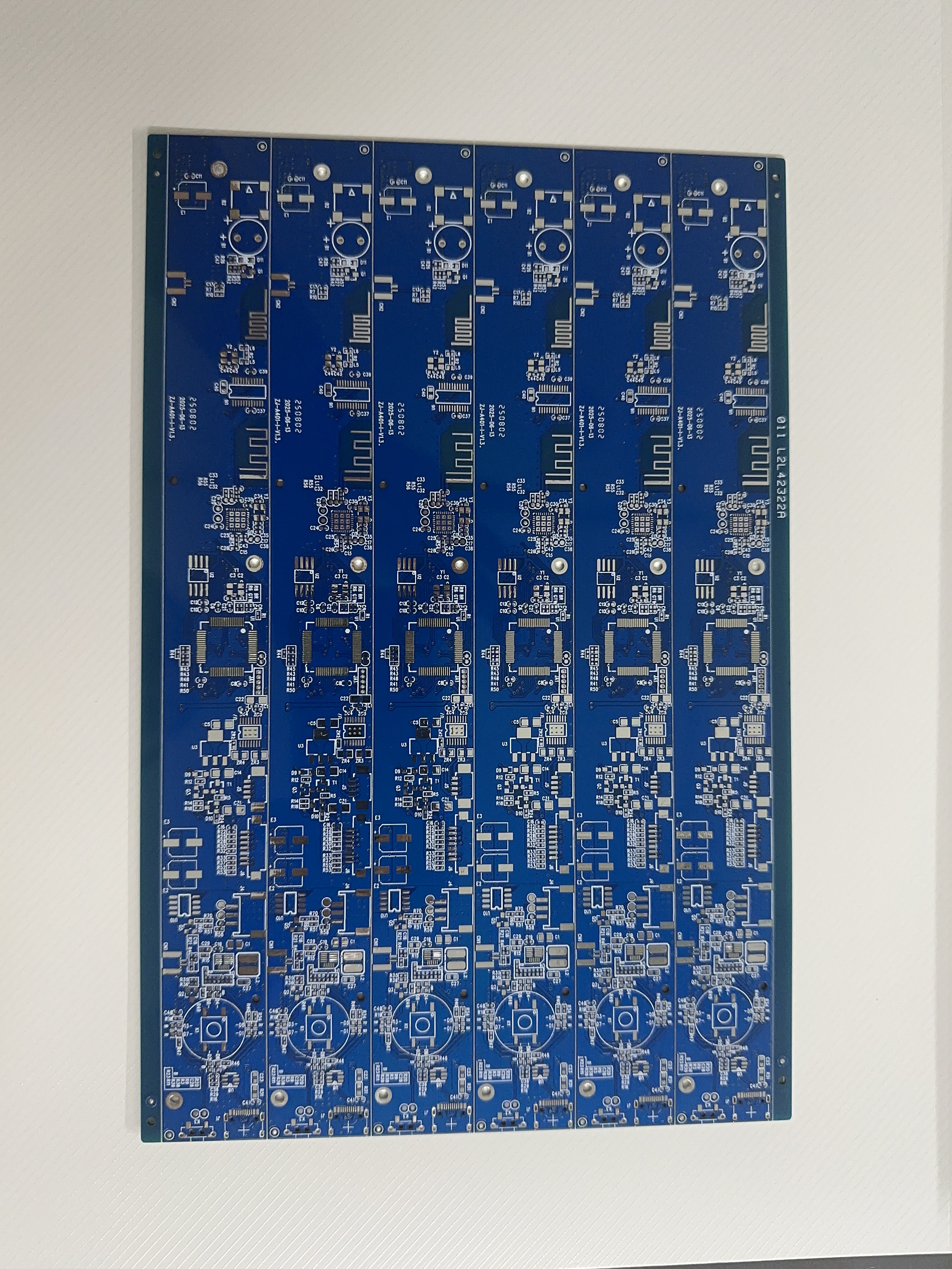 L4蓝油白字无铅喷锡FR-4阻燃板V94-0孔铜20u1.0板厚1.0铜厚