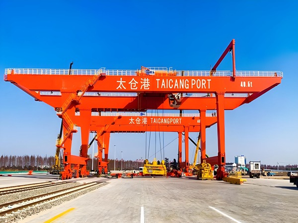 40吨轨道式集装箱龙门吊轮胎式龙门吊核心区别全解析