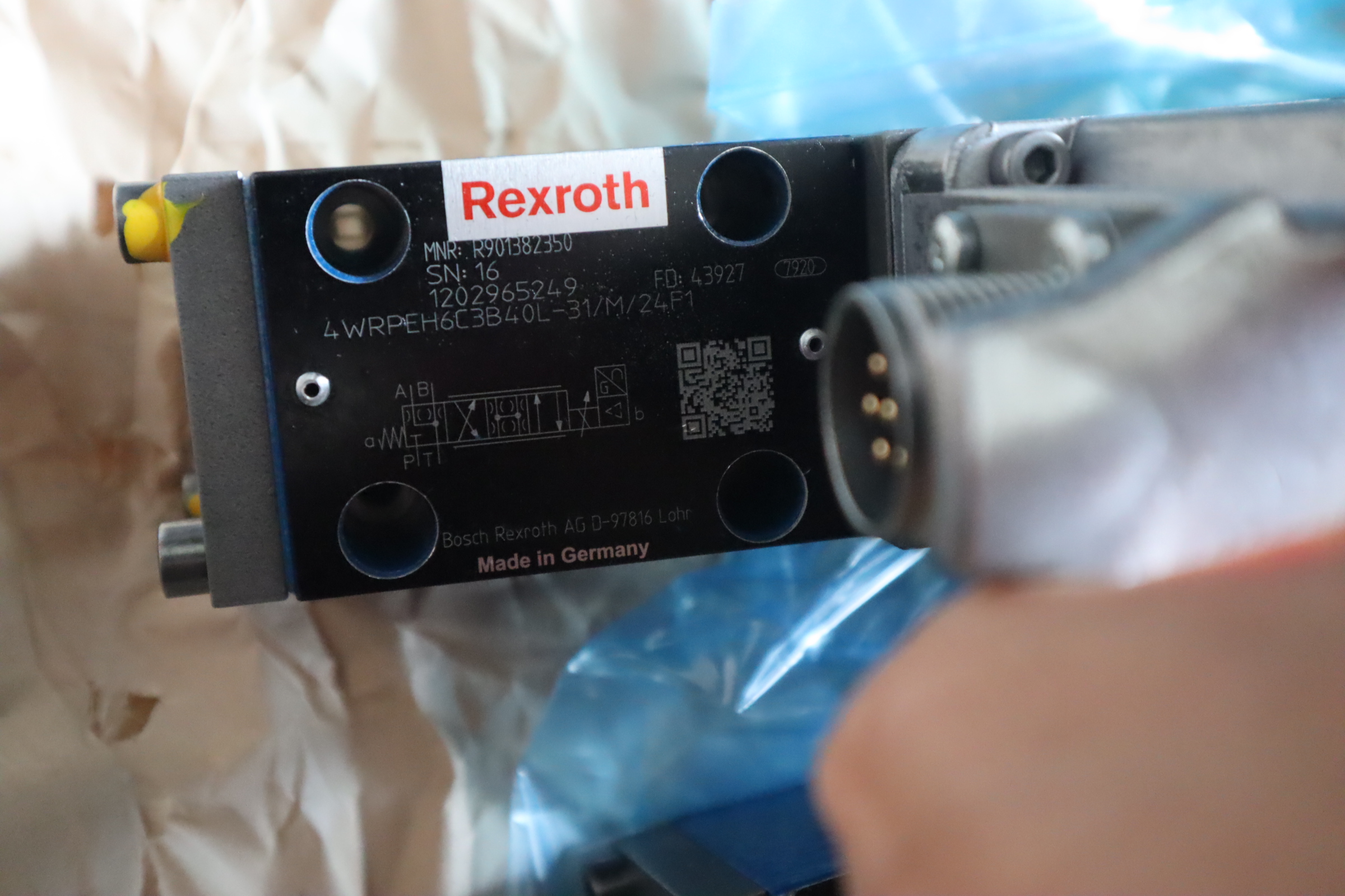 R901382350 4WRPEH6C3B40L-3X/M/24F1 REXROTH比例阀