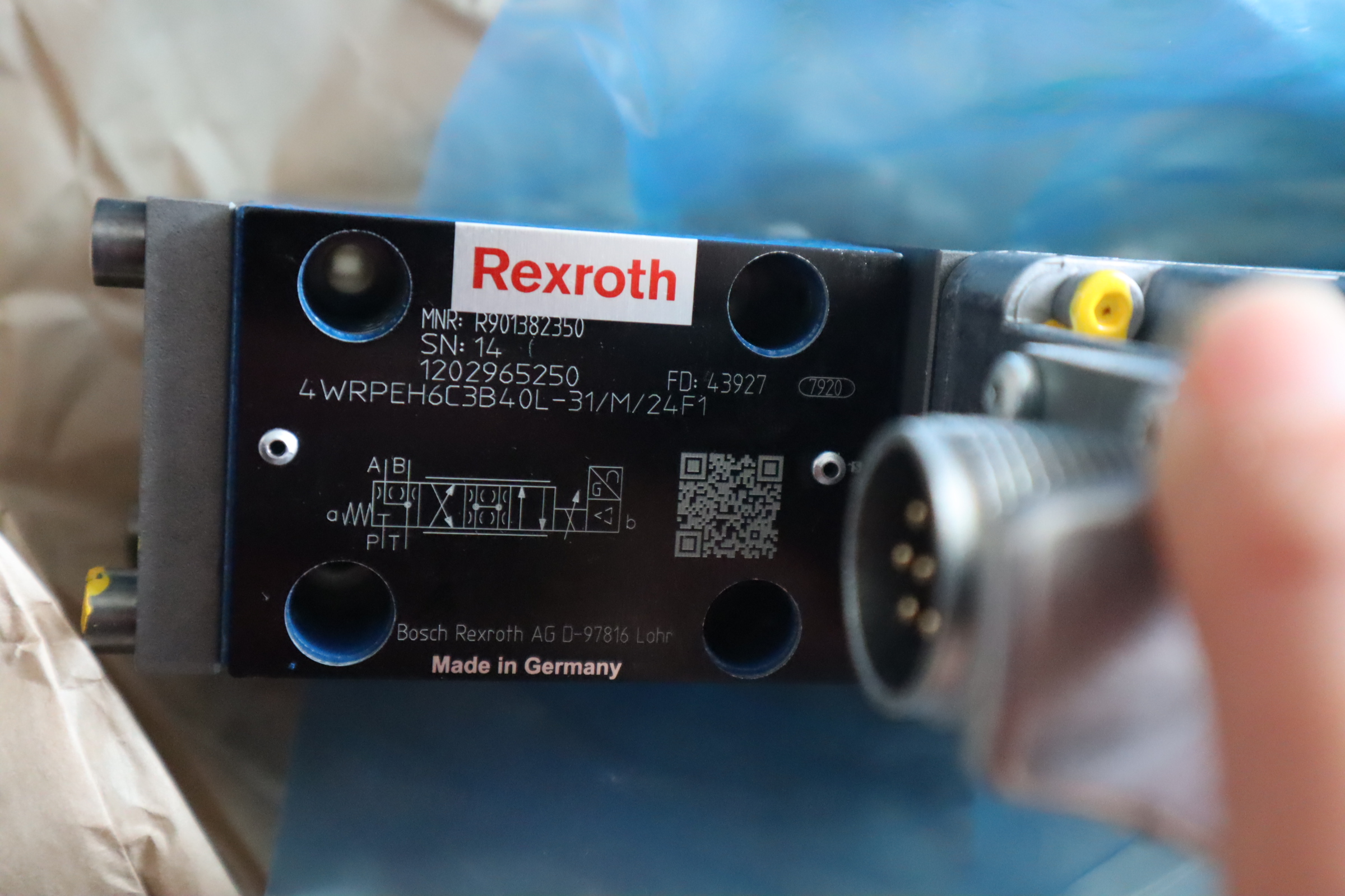 R901382350 4WRPEH6C3B40L-3X/M/24F1 REXROTH比例阀