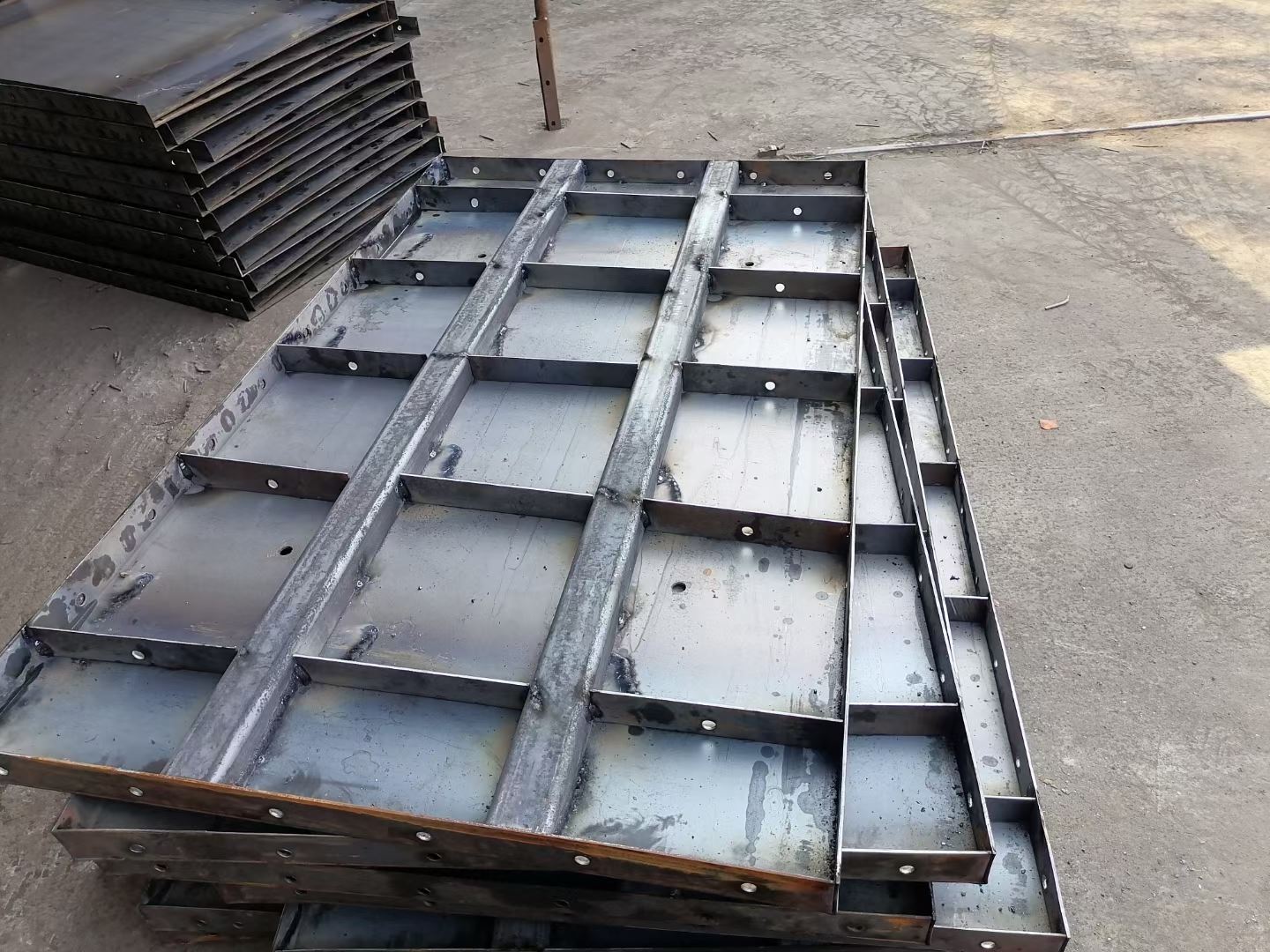 汕尾防撞墙钢模板 挡墙钢模板价格 规格齐全