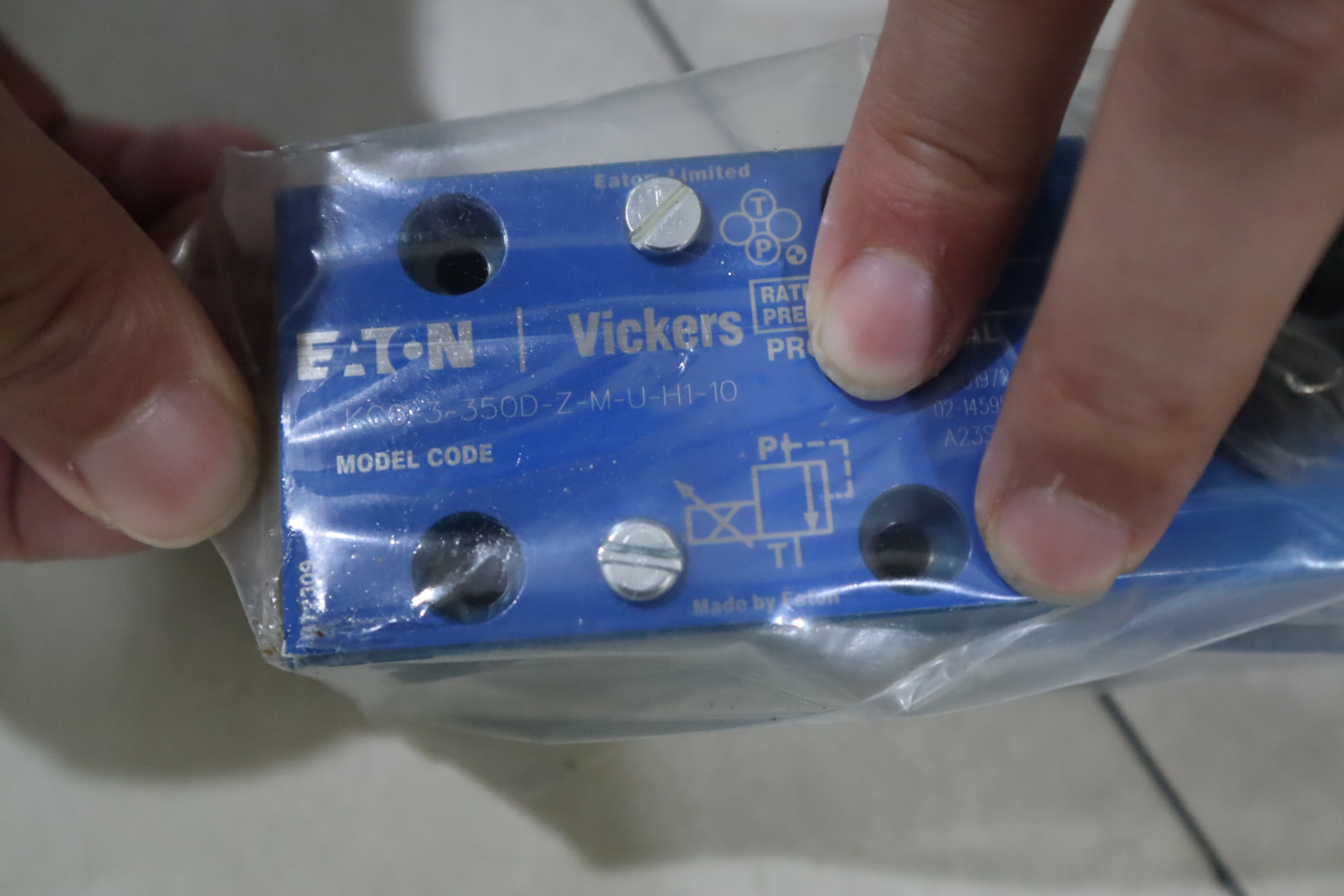 KCG3-350D-Z-M-U-H1-10 02-993 VICKERS伊顿EATON