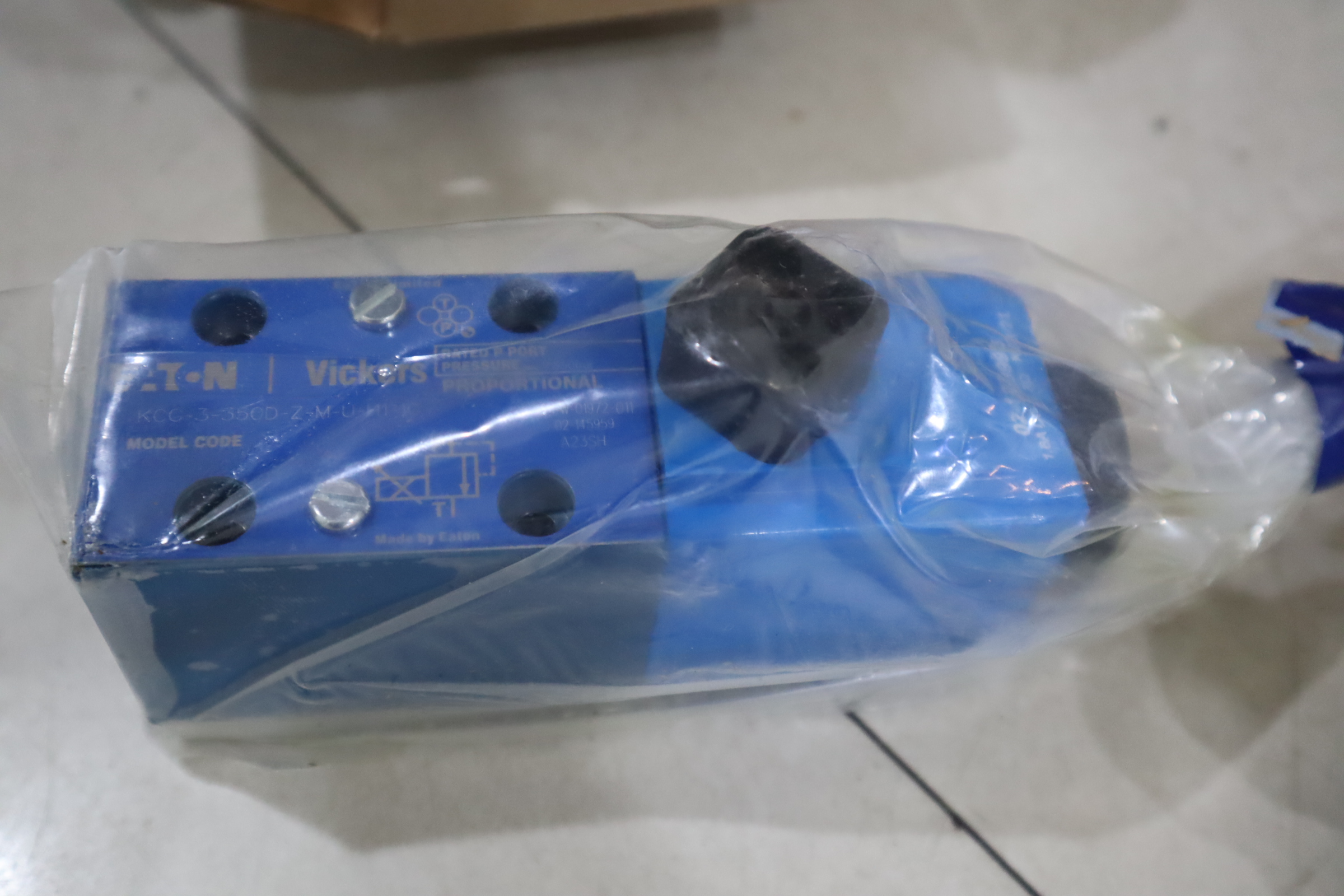 KCG3-350D-Z-M-U-H1-10 02-993 VICKERS伊顿EATON