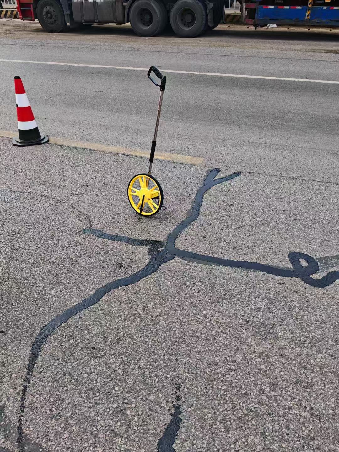 上海公路裂缝修补沥青灌缝胶厂家