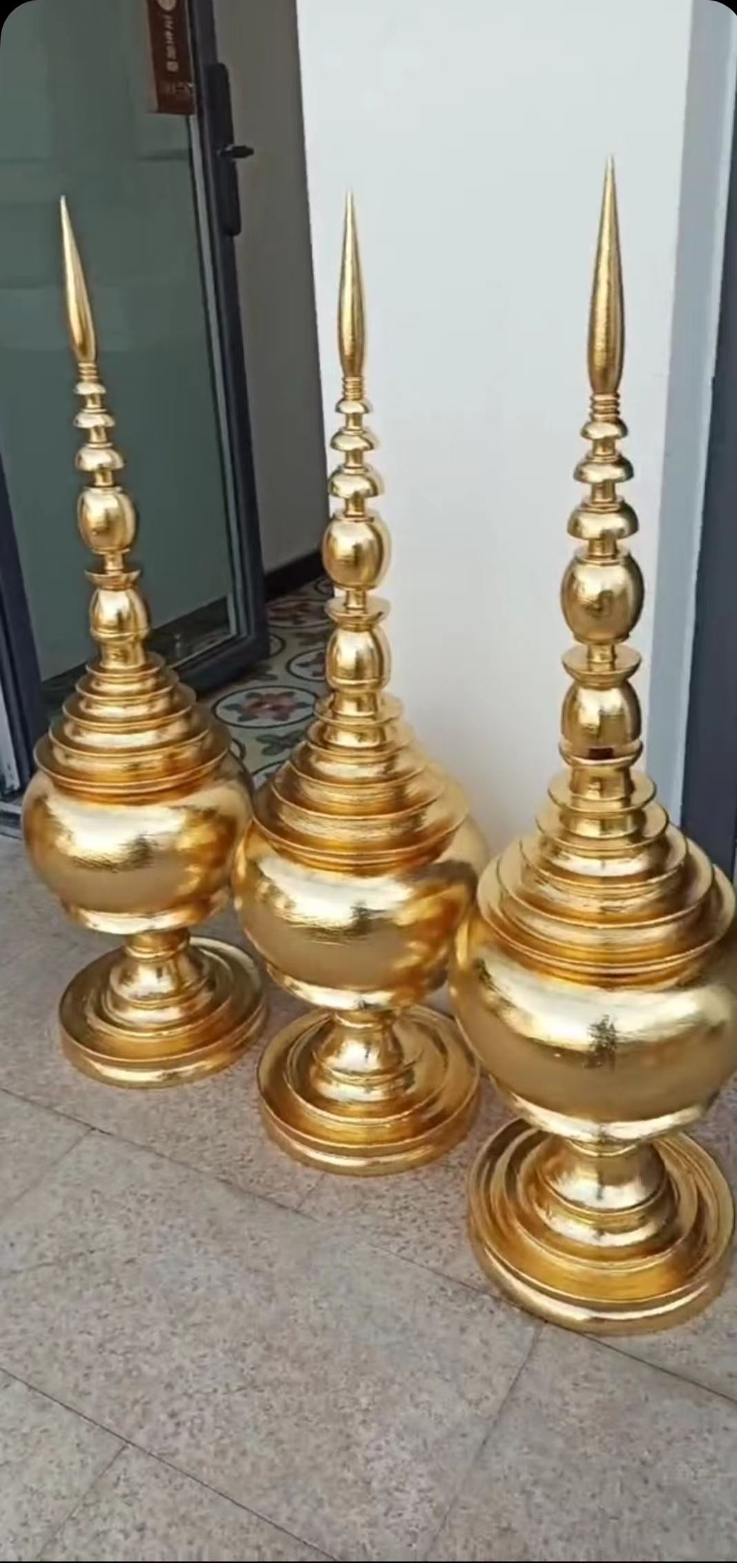 墙面装饰贴金银箔找到金箔发黑原因师傅年轻 干活麻利