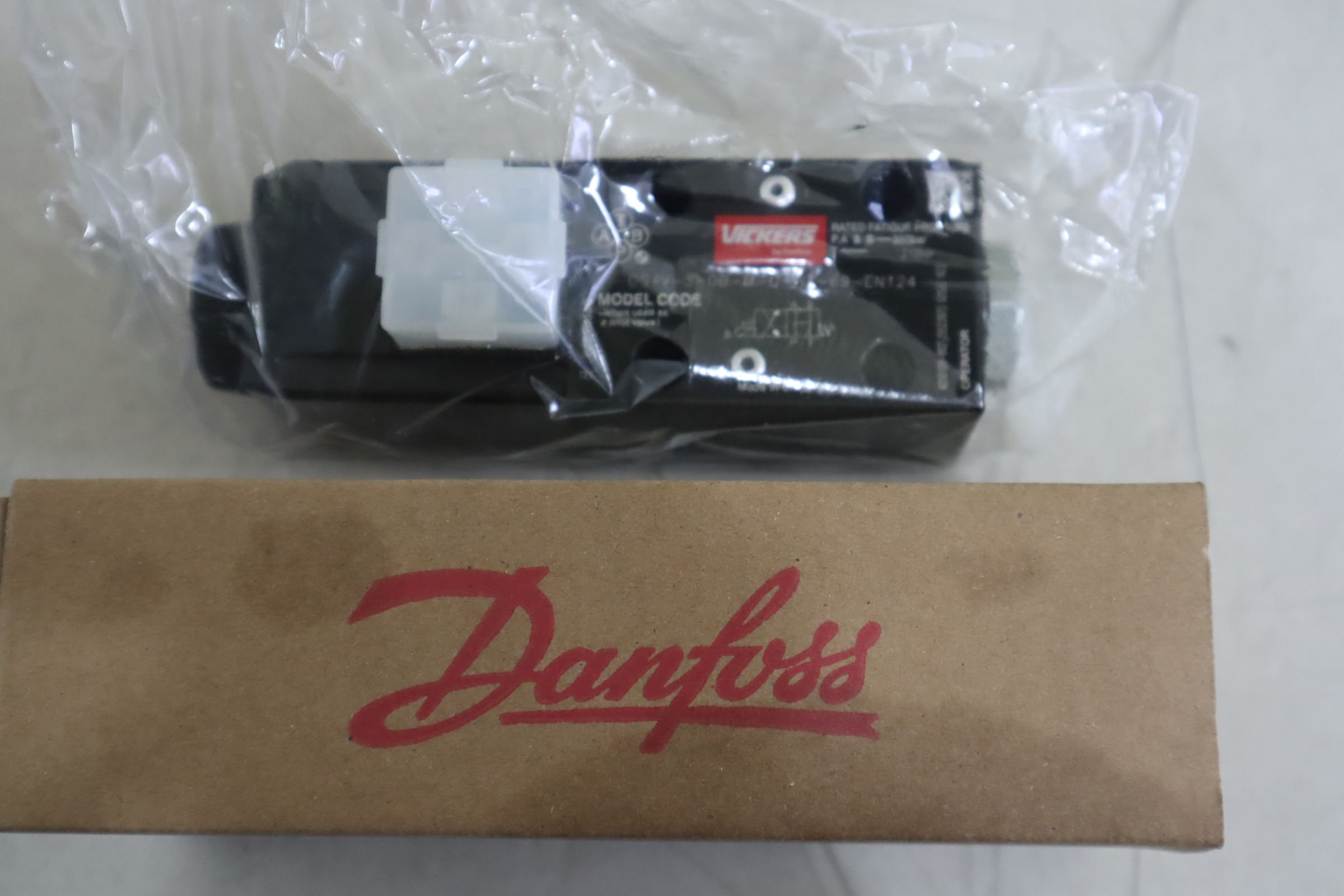 DG4V-3-OB-M-U-H7-69-EN124 6050109-002 VICKERS丹佛斯DANFOSS