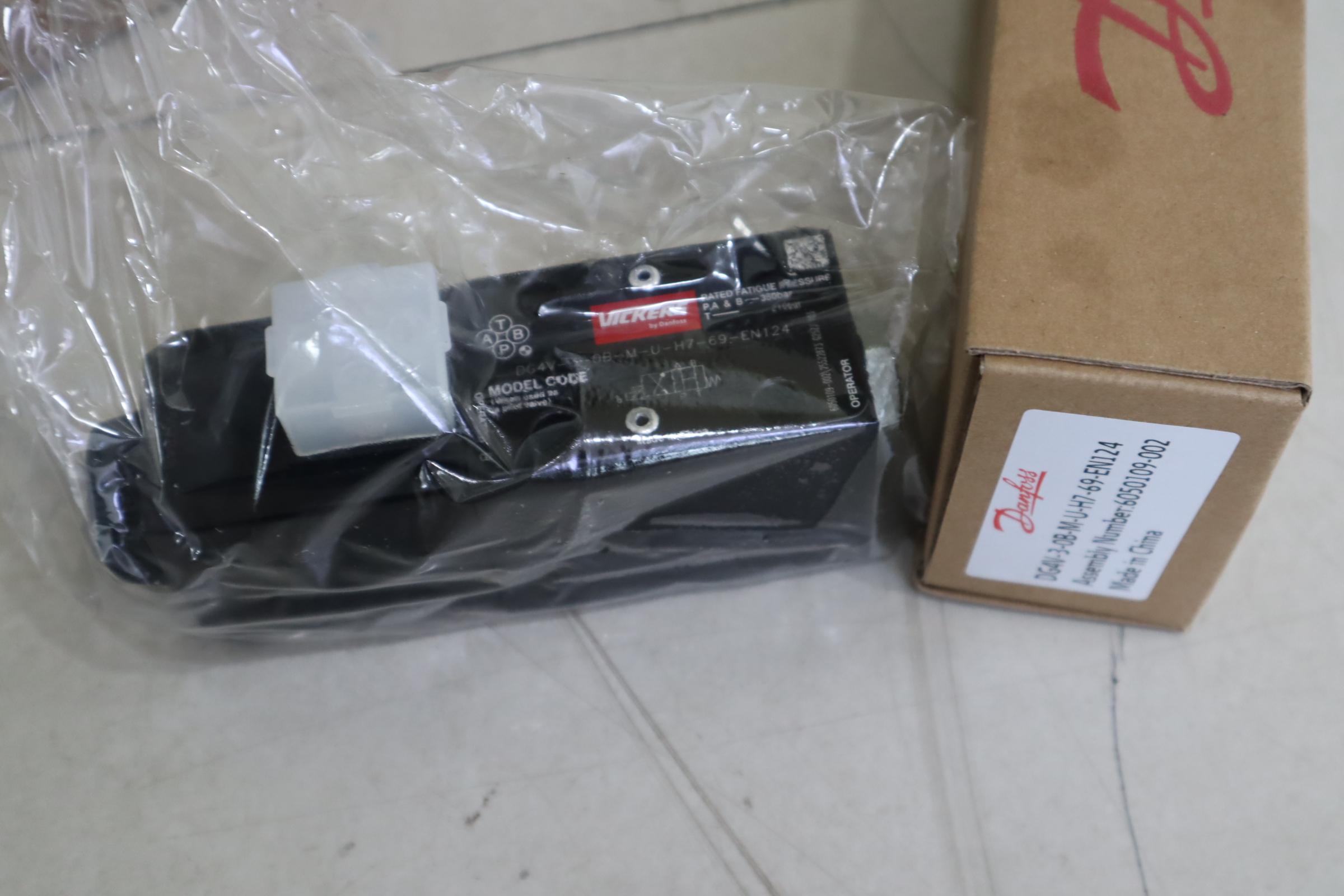 DG4V-3-OB-M-U-H7-69-EN124 6050109-002 VICKERS丹佛斯DANFOSS