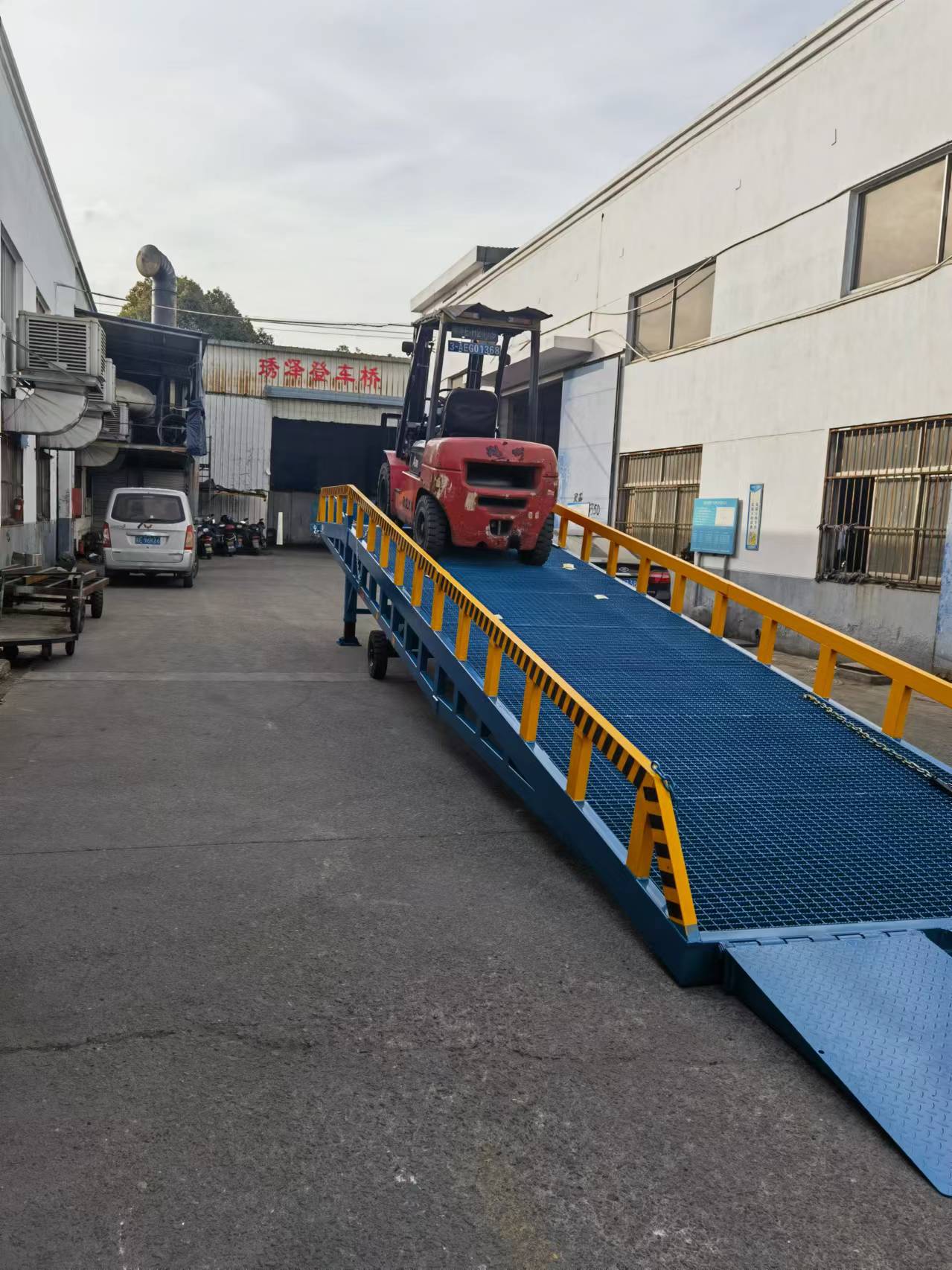 琇泽供应 江苏移动式液压登车桥 月台升降伸缩可折叠节省时间 支持定制