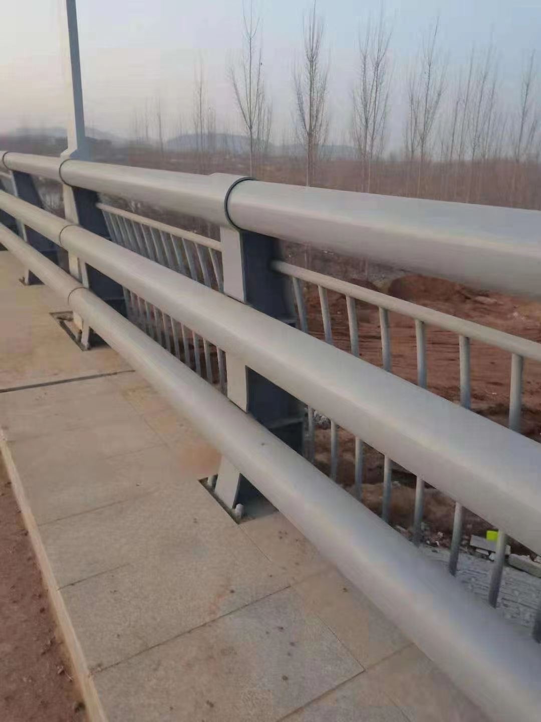聚鑫 山西防护护栏 道路两侧防撞护栏 用途广泛 长期供应