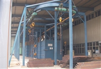 吊钩式抛丸清理机为吊钩式清理设备，由抛丸清理室、提升机、分离器、螺旋输送器、两个抛丸器总成、弹丸控制系统、吊钩行走轨道、吊钩系统、自转装置、地基、除尘系统及电气控制部分等组成。