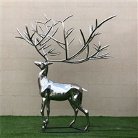 The stainless steel mirror deer sculpture has a smooth surface and a mirror like effect, which is eye-catching