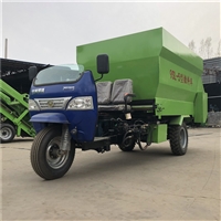 Hubei two-way discharge three wheel feeding truck diesel cattle and sheep feed feeding truck