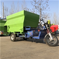 Liaoning 5-cube diesel engine drives feeding truck for breeding, convenient and fast feeding truck