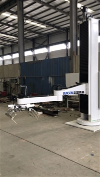 Column robot stacks 500 packages per hour