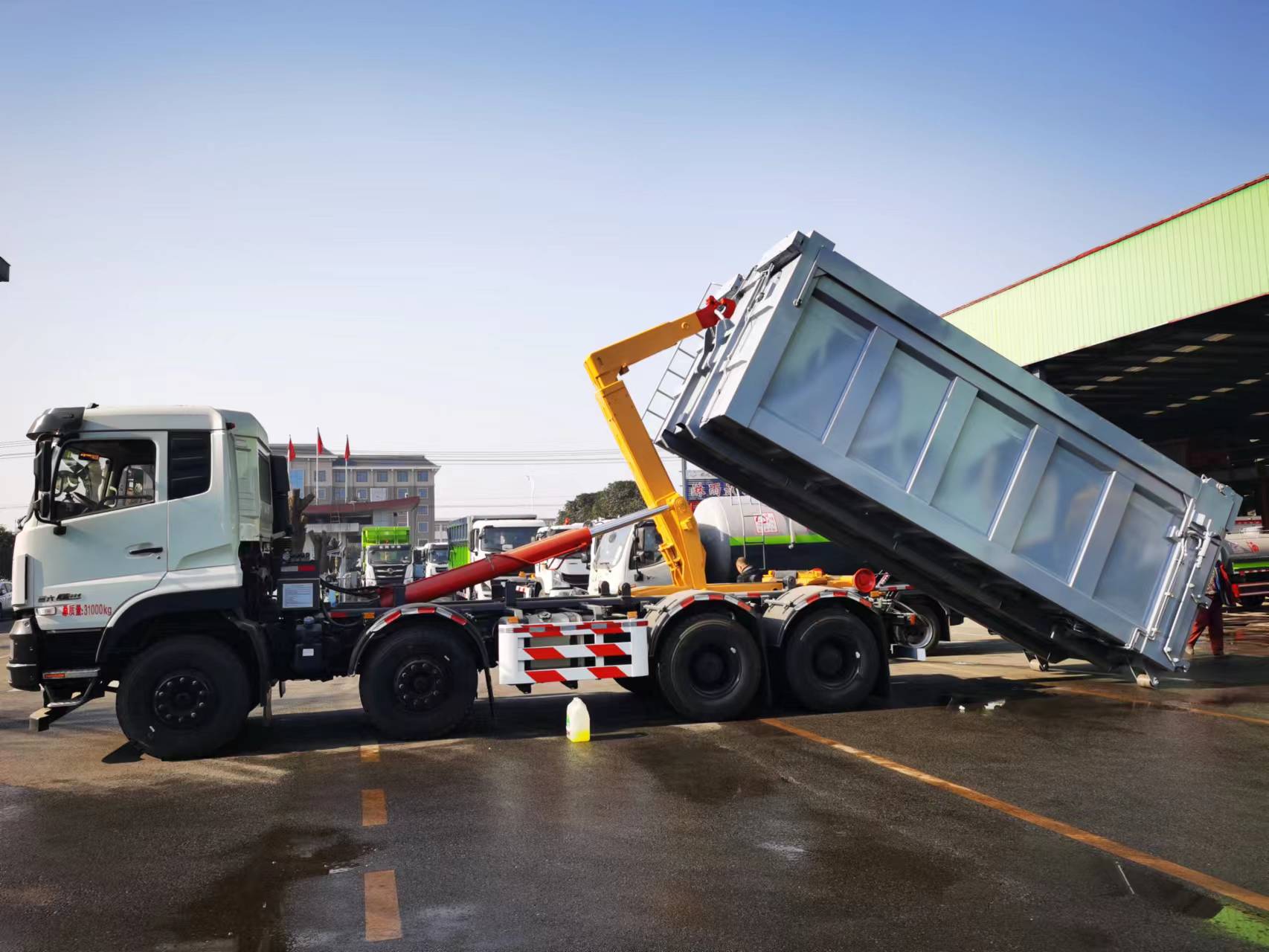 湖南18方勾臂式垃圾车 全国可售