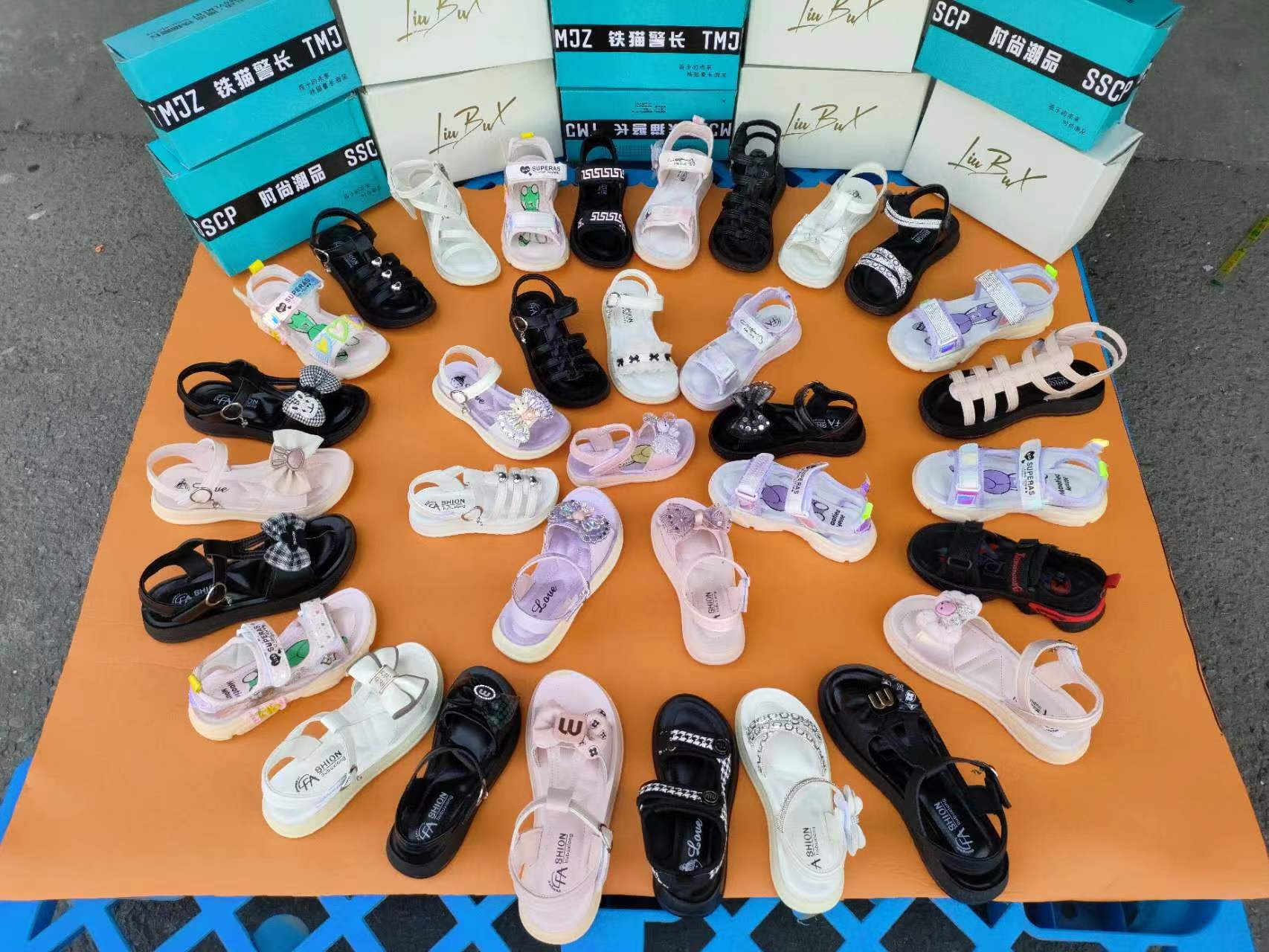 妈妈皮鞋地摊跑量小白鞋货源尾货一手货源5-20元