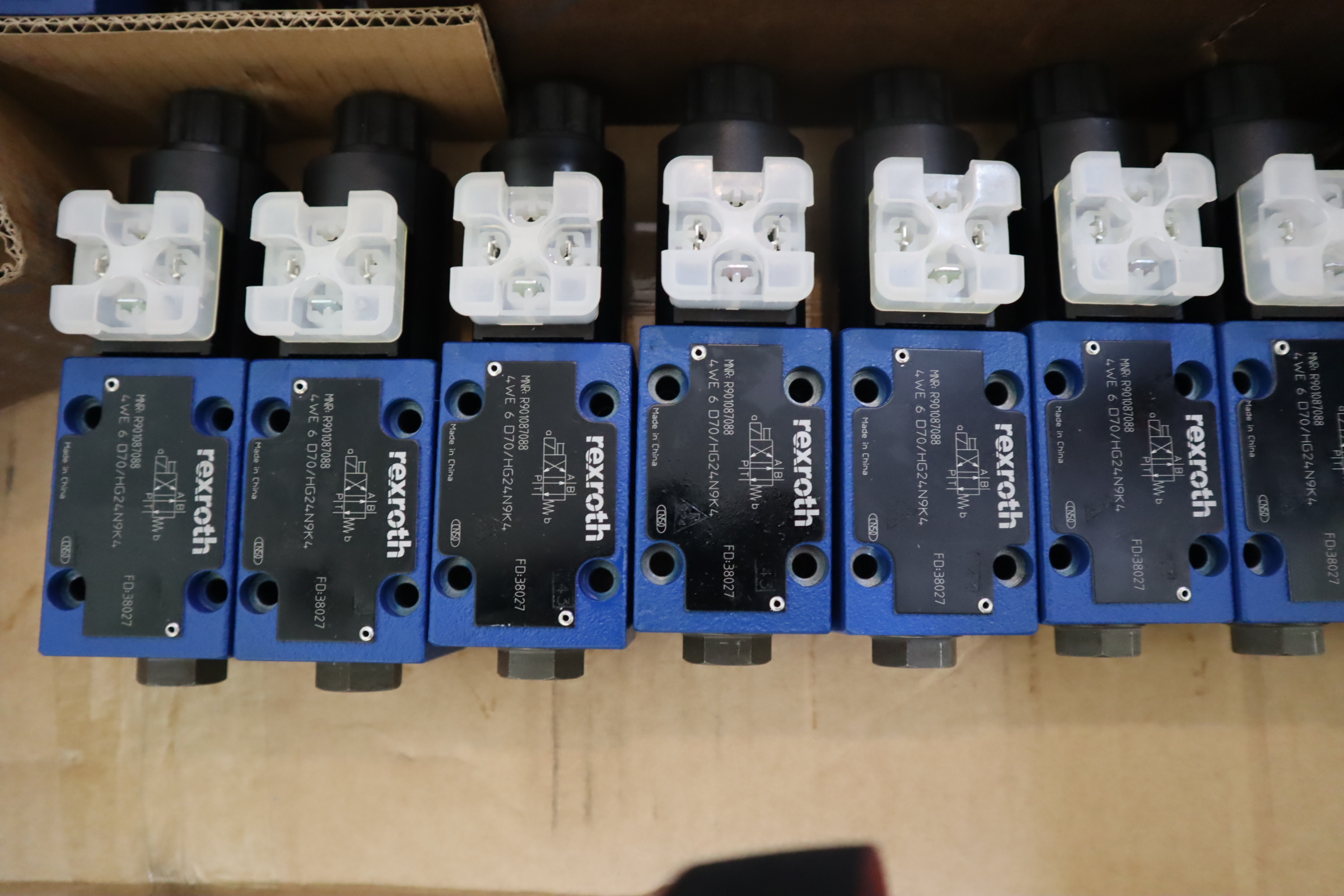 4WE6D70/HG24N9K4 R901087088 4WE6D7X/HG24N9K4 REXROTH