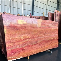 大堂墙面采用罗马红洞石面板 地面铺设红色马赛克石材地砖 局部使用黑金莱姆石小条砖