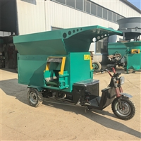 养牛饲草均匀喂料车  
柴油三轮双侧投料车  
电动小型撒料车