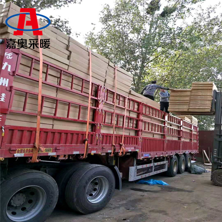 印染厂用四柱钢管暖气片安装