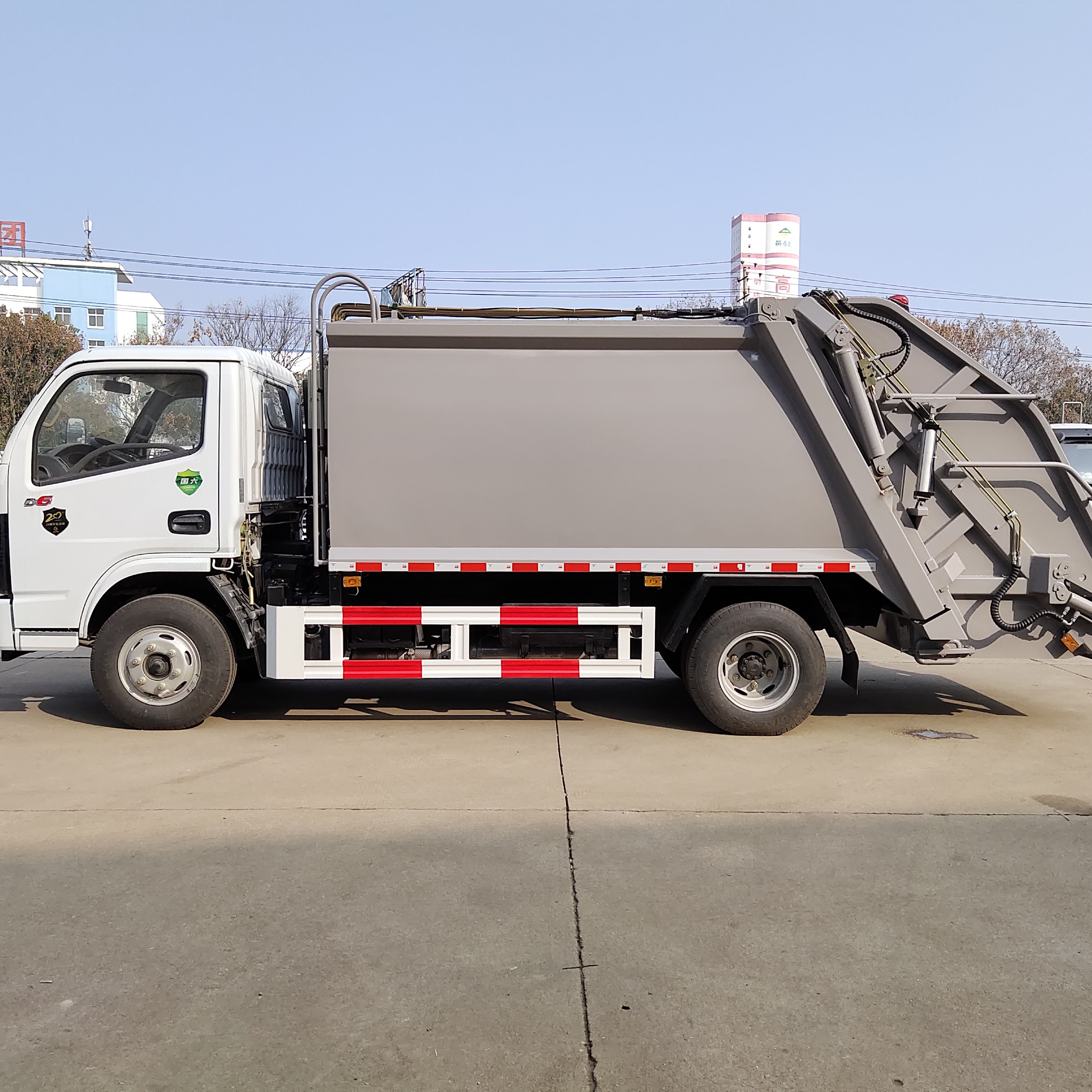 湖北后双桥压缩式垃圾车 