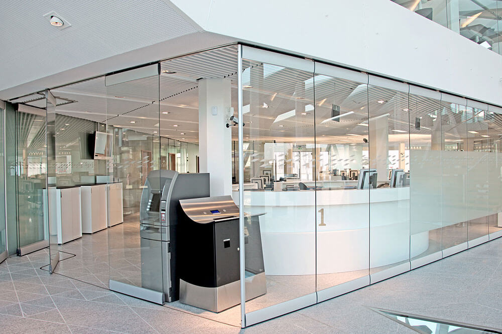 定制的控制和编程功能通过控制面板，高级触摸屏显示器（可选）实