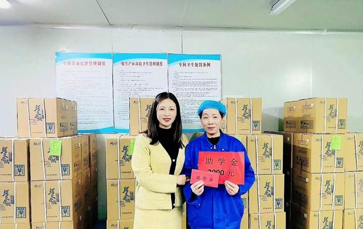 瑞邦生物副总、基金会理事长张山山为员工子女颁发奖学金2022