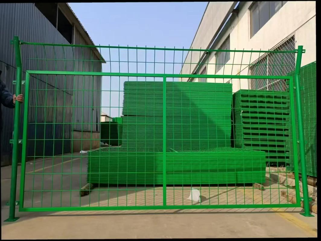 框架护栏网公路铁路隔离栅双边丝浸塑防护网