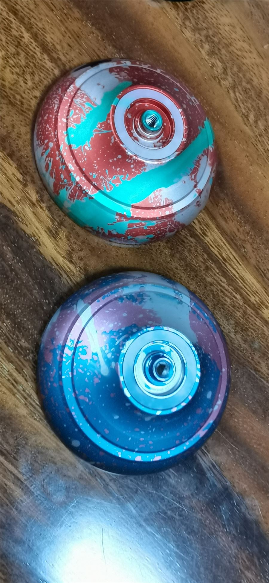 江苏压铸铝氧化工艺采用5052铝合金材质制作红色外壳并进行锯切加工