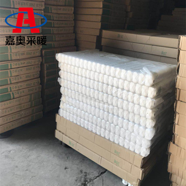 花卉大棚用四柱钢管暖气片安装