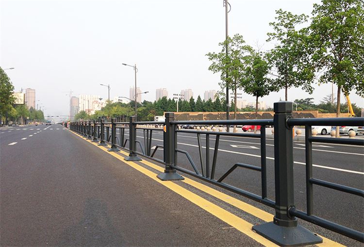邯郸道路中央护栏镀锌钢材质