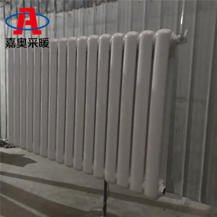 草莓大棚用钢二柱型暖气片安装图例