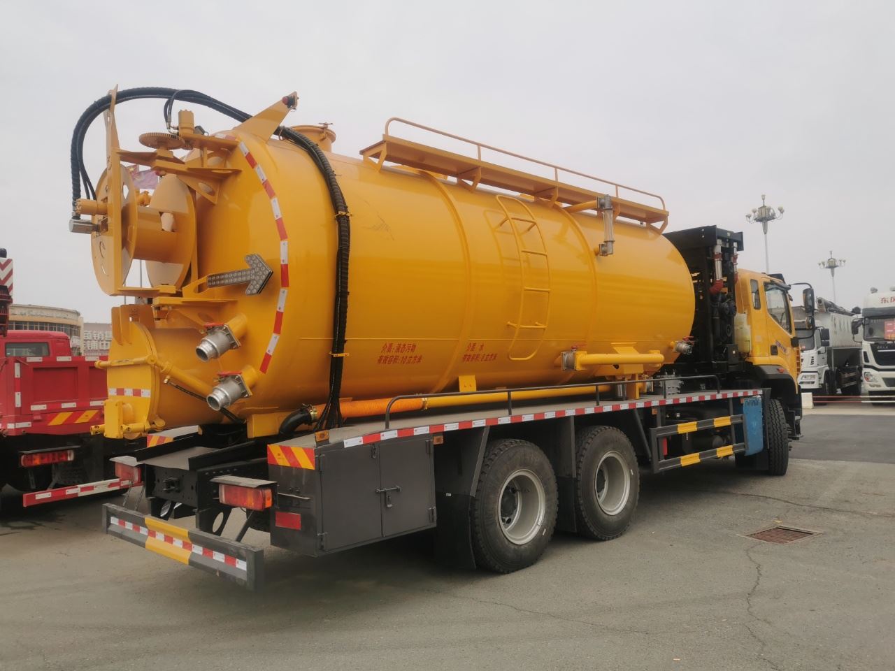 台州奔驰-欧曼 6X4 清洗吸污车多少钱