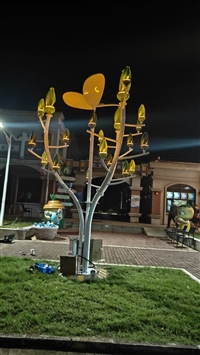 商业美陈动态灯光树 文旅景观风动发电树