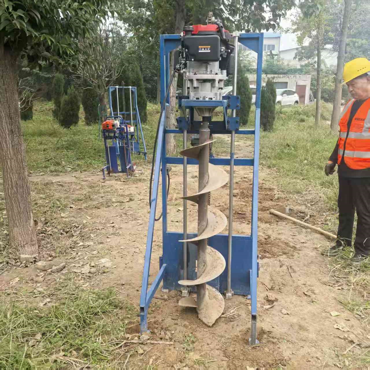 山地光伏打孔机 小蜜蜂多功能螺旋钻机 护栏桩围栏围挡埋杆