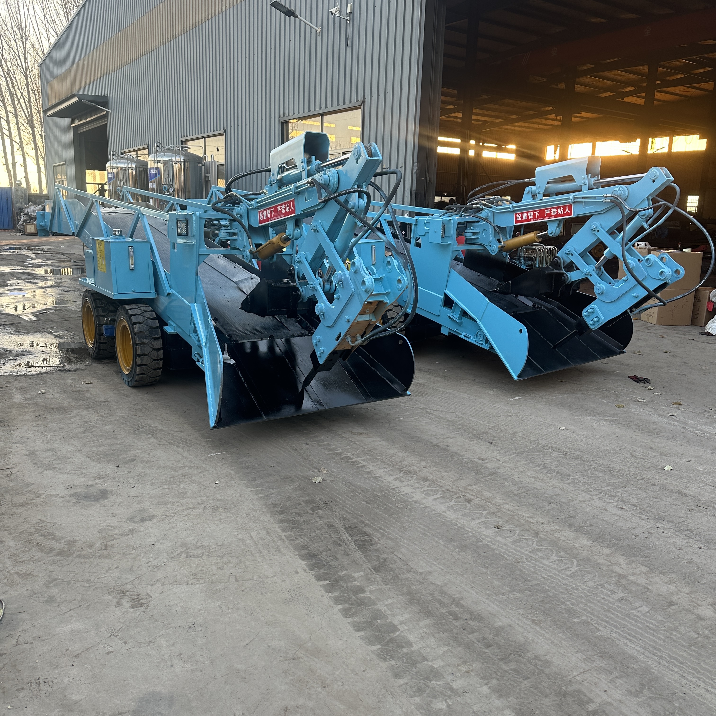 轮式60型扒渣机带45破碎锤 3-4米断面巷道专用出渣设备