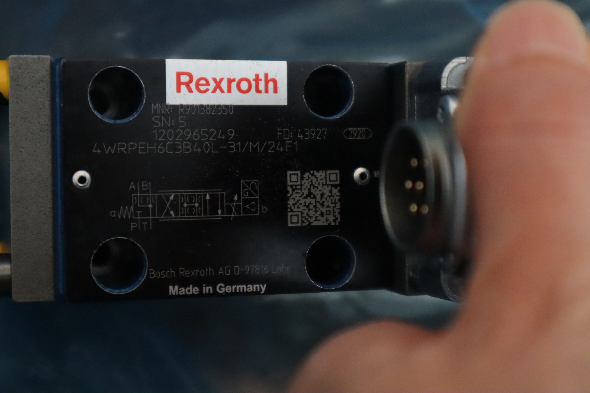 R901382350 4WRPEH 6 C3 B40L-3X/M/24F1力士乐品牌的比例阀 