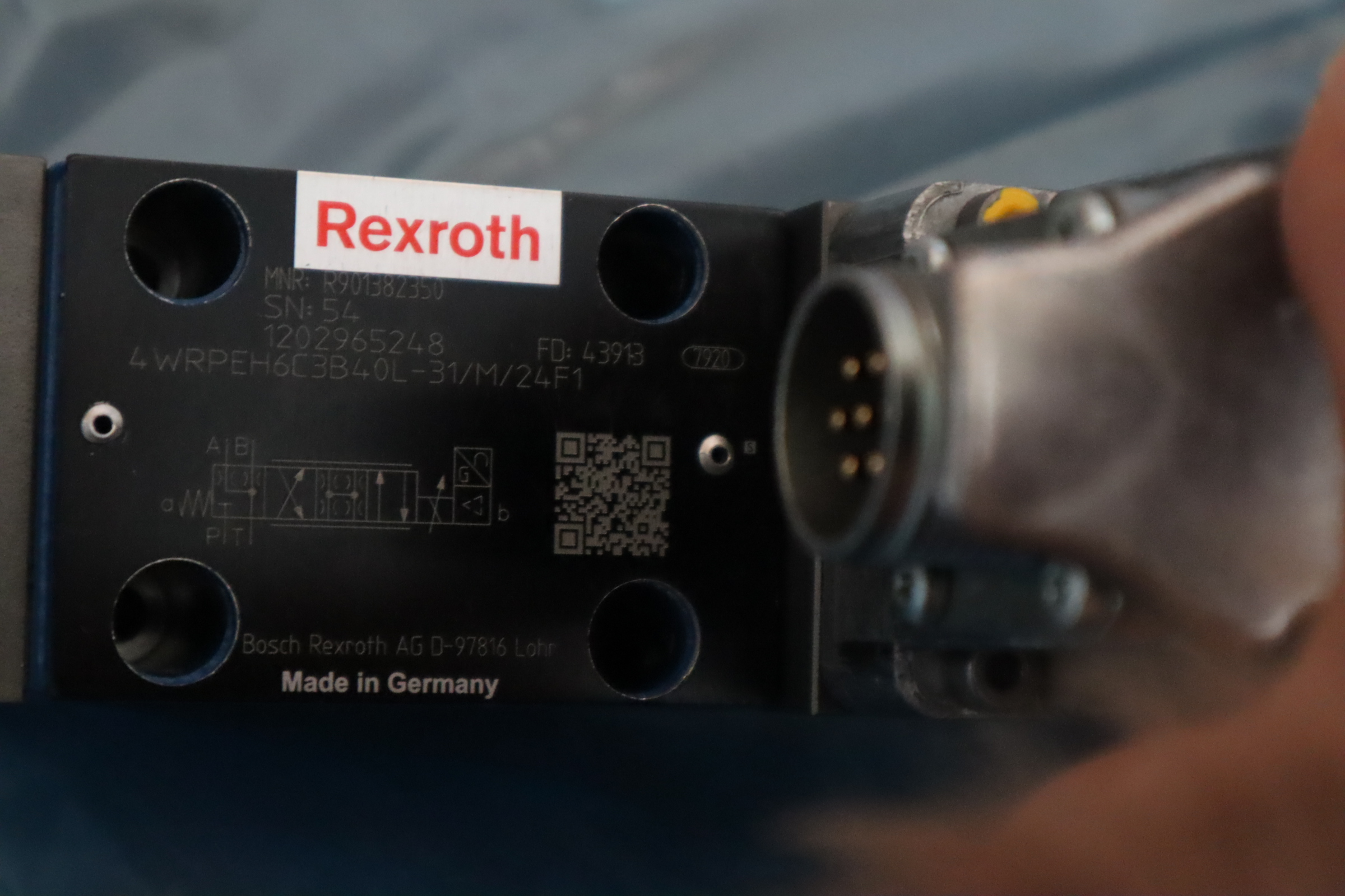 R901382350 4WRPEH 6 C3 B40L-3X/M/24F1力士乐品牌的比例阀 